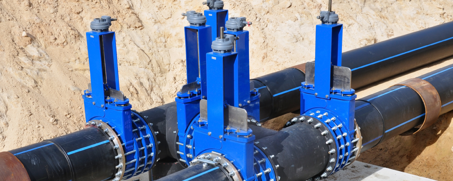 The process of installation of the distribution unit heating network. Frame for connecting pipes in the trench of sand.