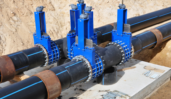 The process of installation of the distribution unit heating network. Frame for connecting pipes in the trench of sand.